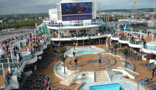 クルーズ客船のプール