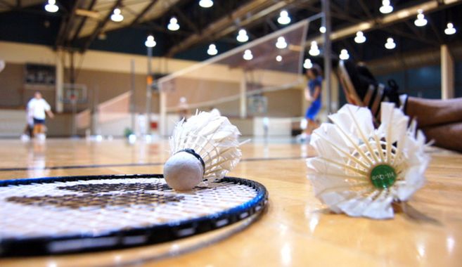 体育館でバドミントン