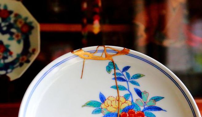 金継ぎされたお皿