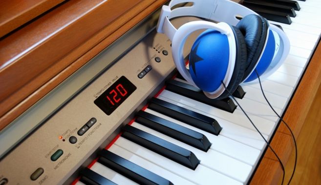 電子ピアノとヘッドフォン