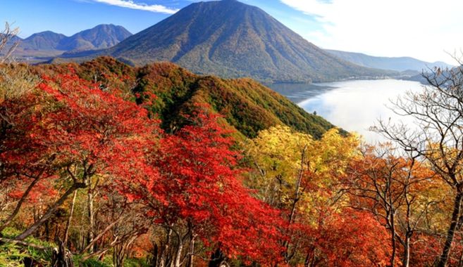 男体山と中禅寺湖