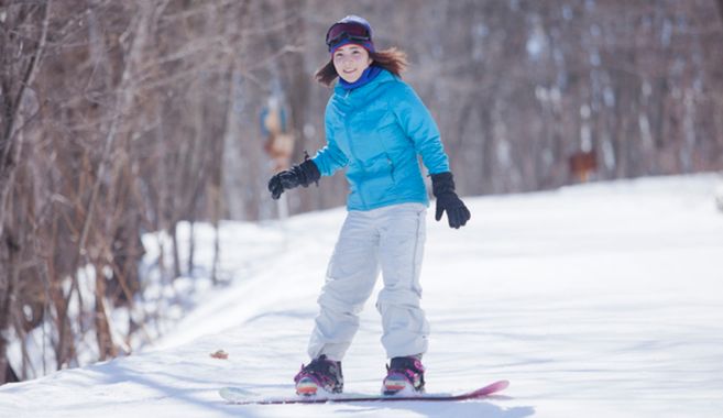 女性スノーボーダー