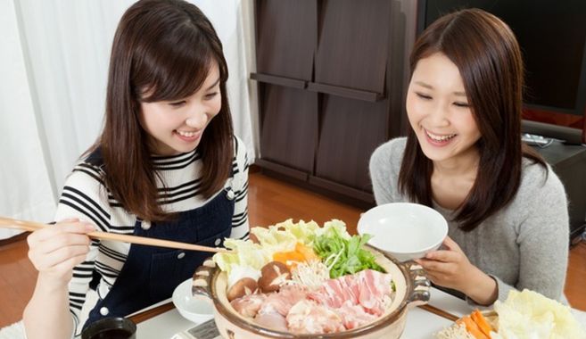 友達と鍋料理