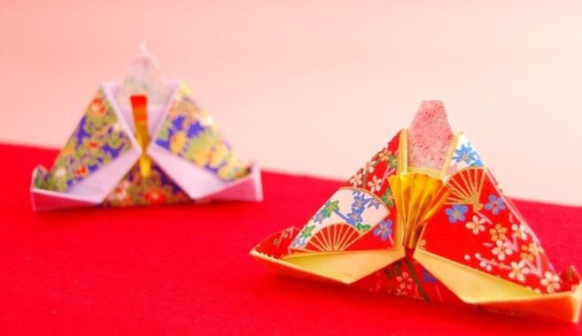 折り紙の兜と桜
