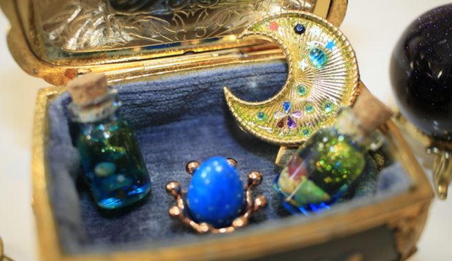 レジンアクセサリーと宝石箱