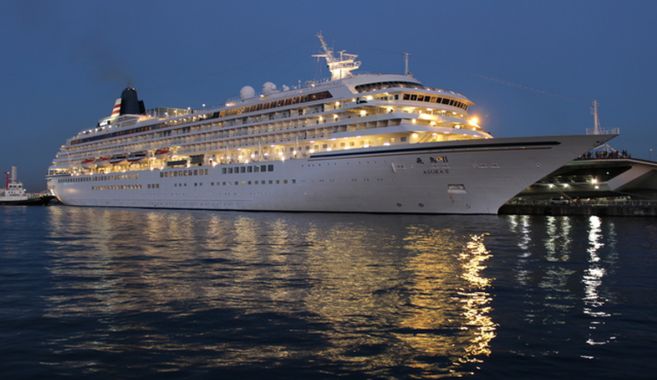 クルーズ旅行客船