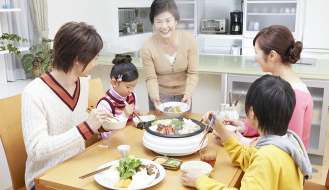 鍋料理を食べる